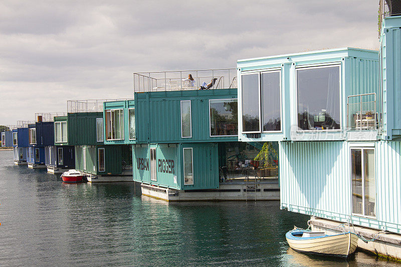 Urban Rigger移动社区是学生公寓，在水上建造了升级回收的集装箱